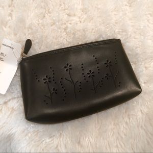 NWT🌷Floral Laser Cut Pouch